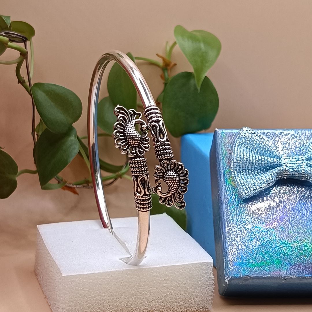 Sophistication in S925 Silver: Classic Bracelet Design