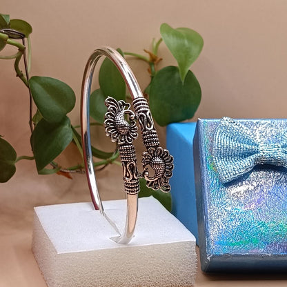 Sophistication in S925 Silver: Classic Bracelet Design