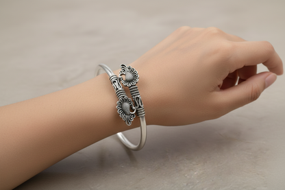 Sophistication in S925 Silver: Classic Bracelet Design