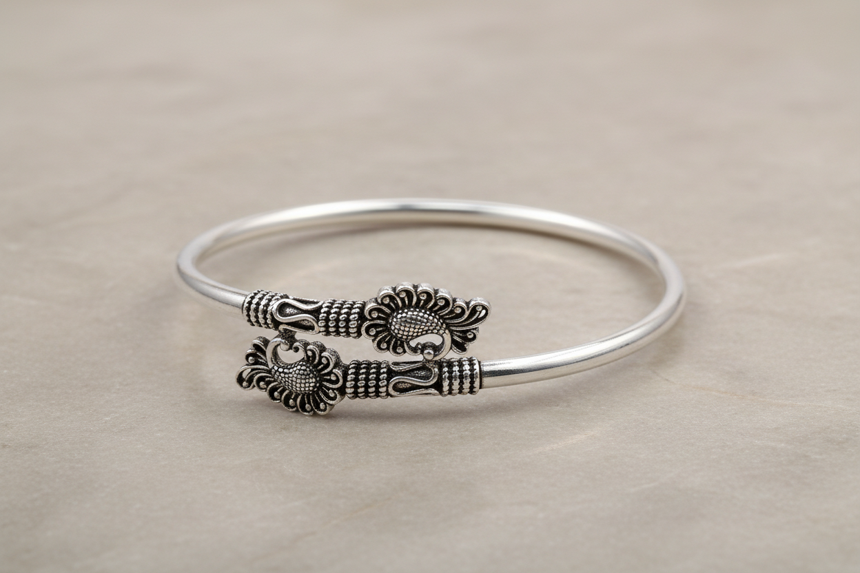 Sophistication in S925 Silver: Classic Bracelet Design