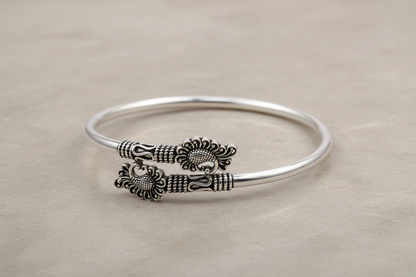 Sophistication in S925 Silver: Classic Bracelet Design